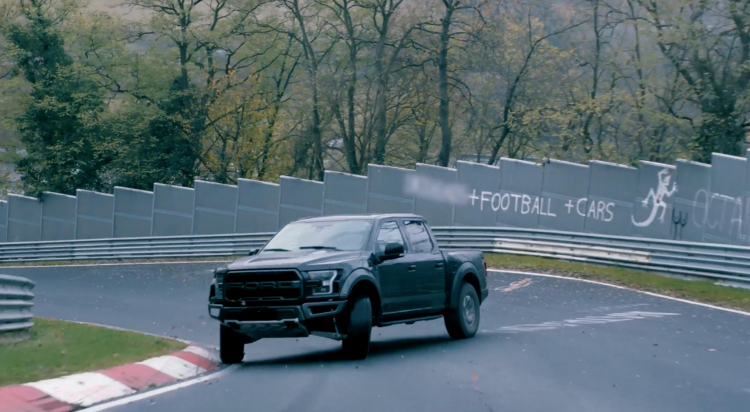 Bán tải Ford F-150 Raptor drift tại ''địa ngục xanh'' Nürburgring