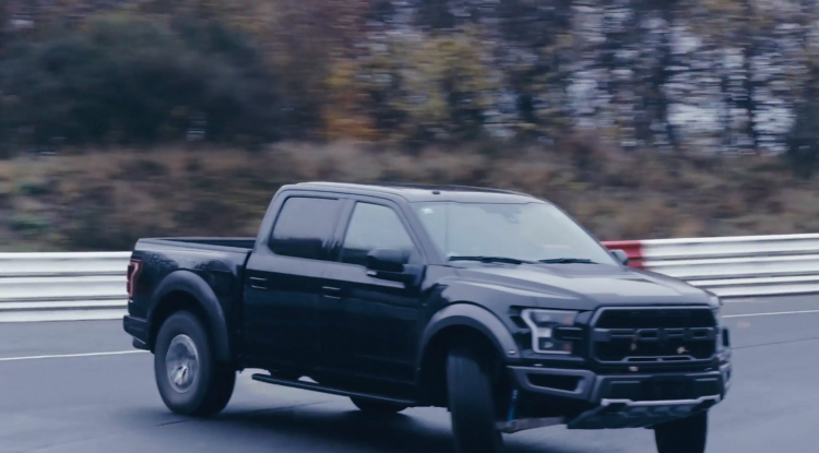 Bán tải Ford F-150 Raptor drift tại ''địa ngục xanh'' Nürburgring