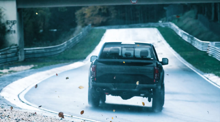 Bán tải Ford F-150 Raptor drift tại ''địa ngục xanh'' Nürburgring