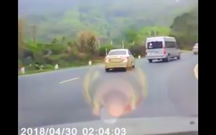 [Video] Xe chở đá granite gặp nạn khi đổ dốc Cun, tỉnh Hoà Bình