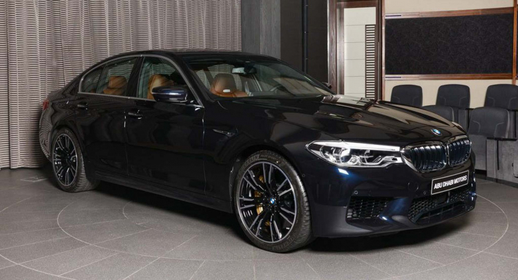 BMW M5 2018 độc đáo với màu sơn đen và chuyển sang màu xanh đen trước ánh sáng