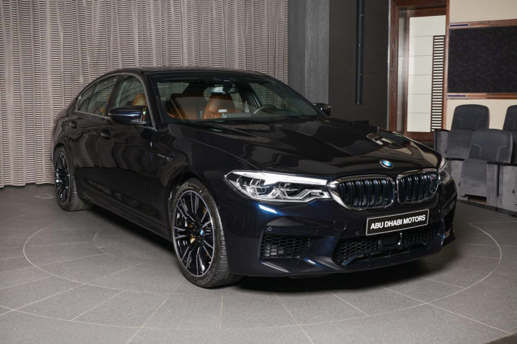 BMW M5 2018 độc đáo với màu sơn đen và chuyển sang màu xanh đen trước ánh sáng