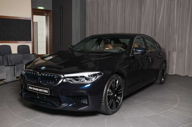 BMW M5 2018 độc đáo với màu sơn đen và chuyển sang màu xanh đen trước ánh sáng