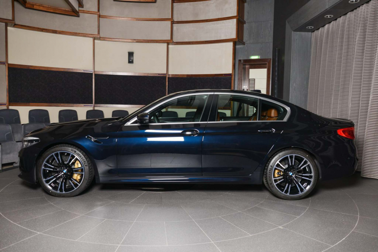 BMW M5 2018 độc đáo với màu sơn đen và chuyển sang màu xanh đen trước ánh sáng