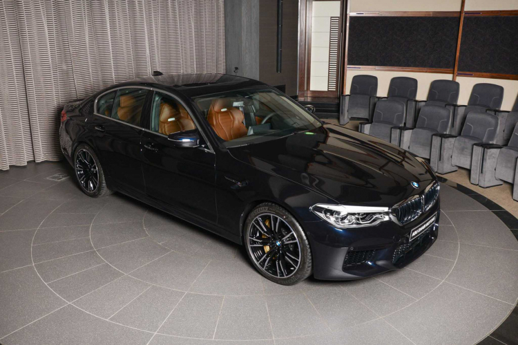 BMW M5 2018 độc đáo với màu sơn đen và chuyển sang màu xanh đen trước ánh sáng