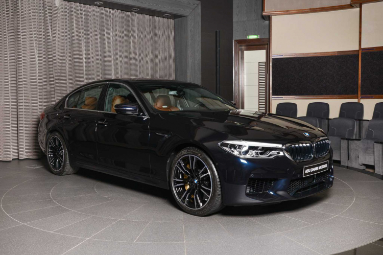 BMW M5 2018 độc đáo với màu sơn đen và chuyển sang màu xanh đen trước ánh sáng