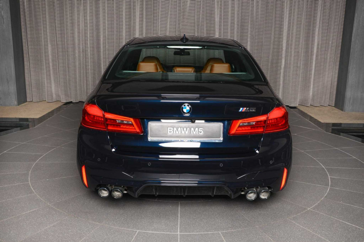 BMW M5 2018 độc đáo với màu sơn đen và chuyển sang màu xanh đen trước ánh sáng