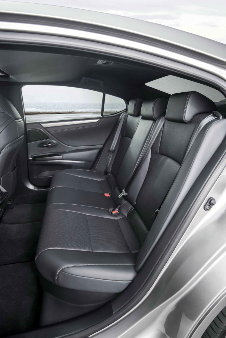 Lexus ES 2019 trình làng; lấy cảm hứng từ LS, rộng hơn, thêm bản F-Sport