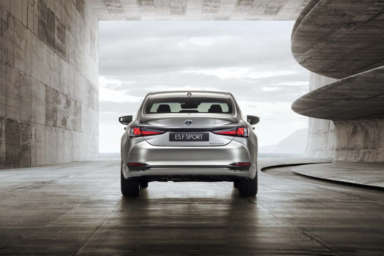 Lexus ES 2019 trình làng; lấy cảm hứng từ LS, rộng hơn, thêm bản F-Sport