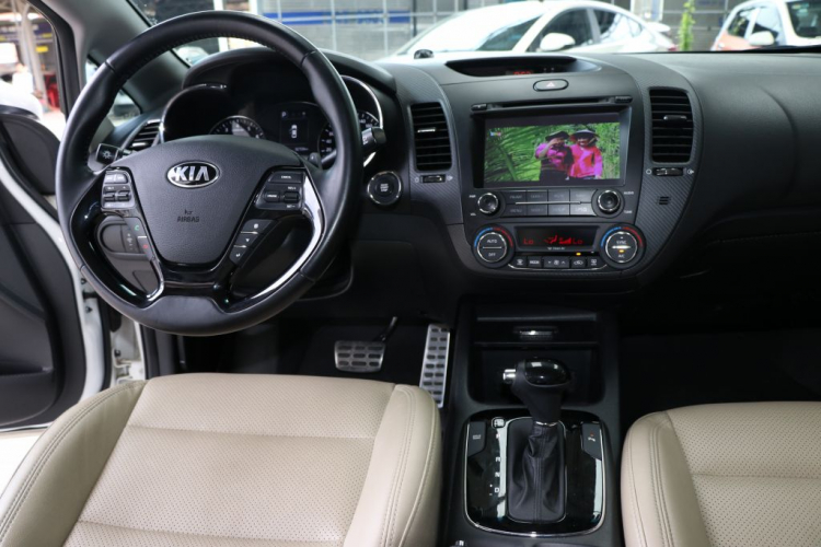 Kia Cerato 1.6AT 2016, màu trắng, 39.000km, giá thương lượng