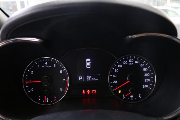 Kia K3 1.6AT 2015, màu trắng, 59.000km, giá thương lượng, bstp