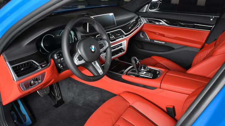 BMW M760Li đặc biệt tại Abu Dhabi: Sedan hạng sang cỡ lớn với màu sơn của xe thể thao