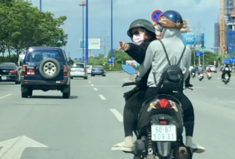 Tây bị xe máy lấn làn, đòi đánh lộn?