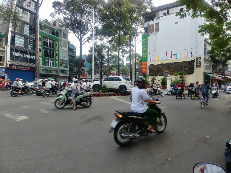 Xe thánh sáng sớm