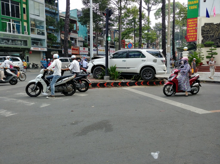 Xe thánh sáng sớm