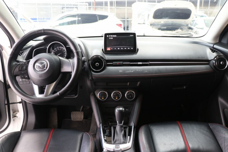 Mazda 2 1.5AT 2016, màu trắng, 27.000km, giá thương lượng, hỗ trợ trả góp