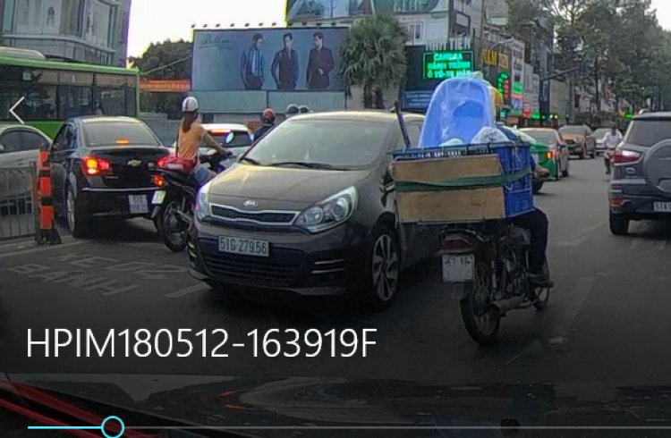 Xe 51G 27956 chạy ngược chiều lúc cao điểm