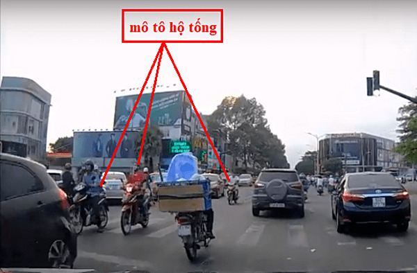 Xe 51G 27956 chạy ngược chiều lúc cao điểm Xe 51G 27956 chạy ngược chiều lúc cao điểm