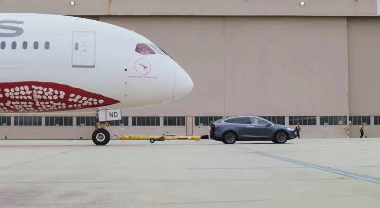 SUV chạy điện Tesla Model X kéo máy bay Boeing 787-9 Dreamliner nặng khoảng 130 tấn