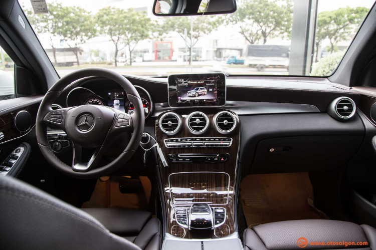 [Clip] Mercedes-Benz GLC 200 có giá 1,684 tỷ VNĐ không có đèn pha LED thông minh, dẫn động 4Matic