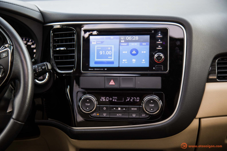 Đánh giá Mitsubishi Outlander 2018, phiên bản 2.4 CVT Premium, lắp ráp trong nước; giá 1,1 tỷ Đánh giá Mitsubishi Outlander 2018, phiên bản 2.4 CVT Premium, lắp ráp trong nước; giá 1,1 tỷ