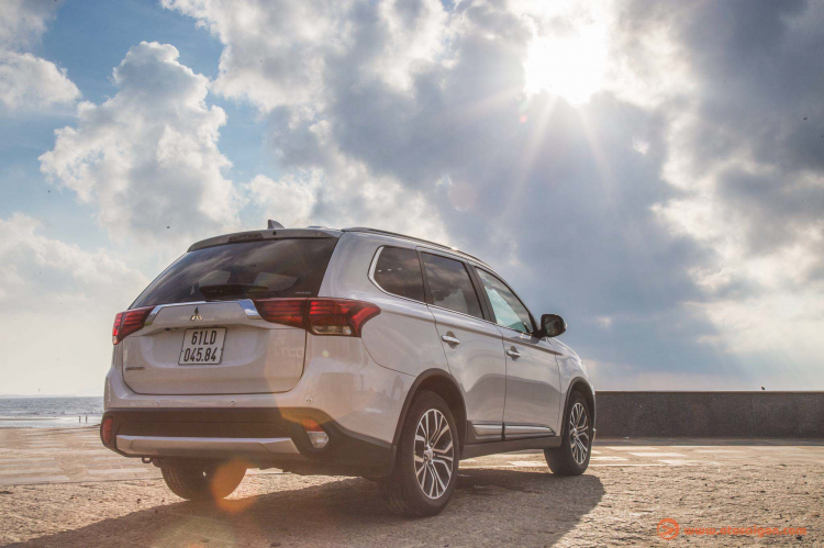 Đánh giá Mitsubishi Outlander 2018, phiên bản 2.4 CVT Premium, lắp ráp trong nước; giá 1,1 tỷ Đánh giá Mitsubishi Outlander 2018, phiên bản 2.4 CVT Premium, lắp ráp trong nước; giá 1,1 tỷ