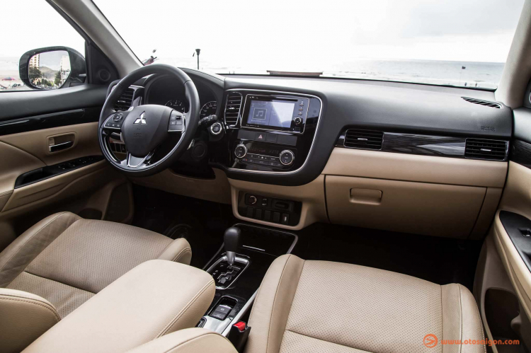 Đánh giá Mitsubishi Outlander 2018, phiên bản 2.4 CVT Premium, lắp ráp trong nước; giá 1,1 tỷ Đánh giá Mitsubishi Outlander 2018, phiên bản 2.4 CVT Premium, lắp ráp trong nước; giá 1,1 tỷ