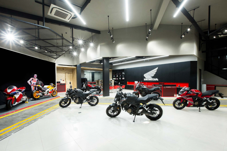 [Clip] Tham quan cửa hàng Honda Moto tại TPHCM, chuyên bán mô tô PKL chính hãng