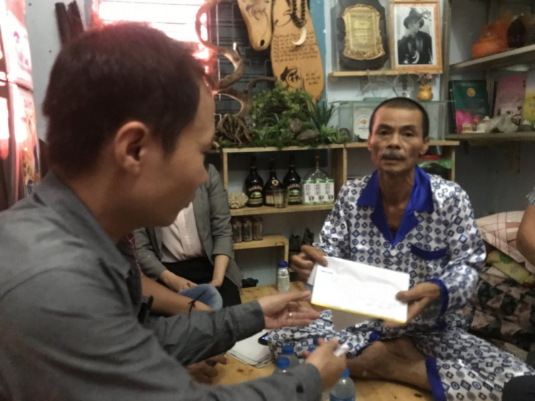 Đi thăm và chuyển quà O.S tới hsđp bị thương! Đi thăm và chuyển quà O.S tới hsđp bị thương!
