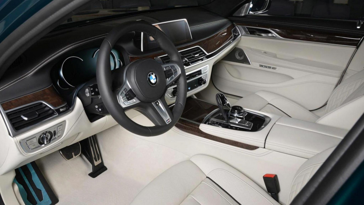 Chiếc BMW M760Li đặc biệt với màu sơn Xanh Boston tại Abu Dhabi
