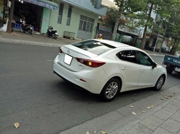Xe Mazda 3 2015 màu trắng.