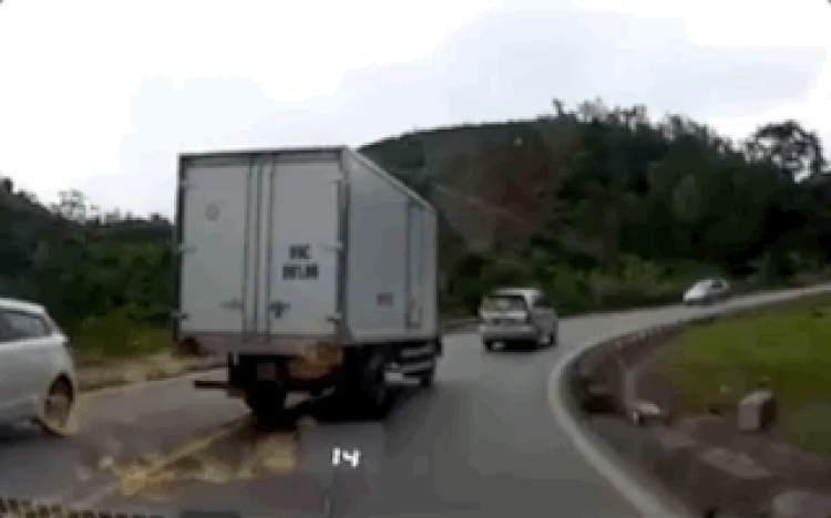 Quá nhanh quá nguy hiểm. Quá nhanh quá nguy hiểm.