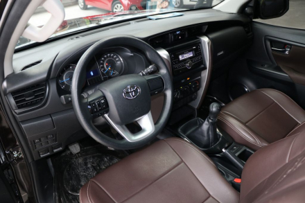 toyota-fortuner-2017-660 (19).jpg