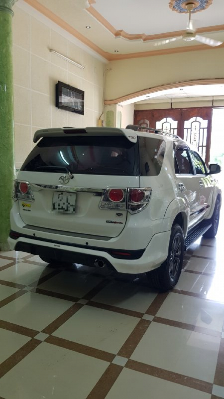 Cần bán xe Fortuner TRD sx 2015 màu trắng số tự động