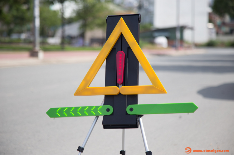 [Clip] Đèn cảnh báo nguy hiểm giao thông cho xe ô tô, sản phẩm Việt, gía 850 ngàn đồng