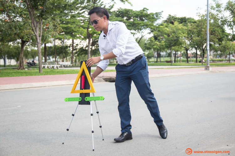 [Clip] Đèn cảnh báo nguy hiểm giao thông cho xe ô tô, sản phẩm Việt, gía 850 ngàn đồng