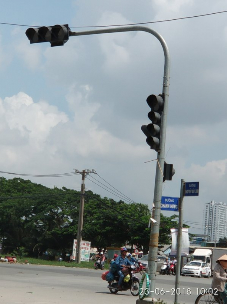 Đèn tín hiệu giao thông Phạm Hùng - Nguyễn Văn Linh