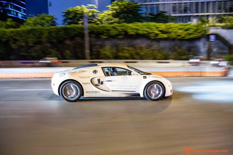 Ngắm vẻ đẹp của siêu xe Bugatti Veyron về đêm tại TP. Hồ Chí Minh