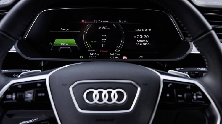 Audi E-Tron lộ diện với 5 màn hình trong nội thất