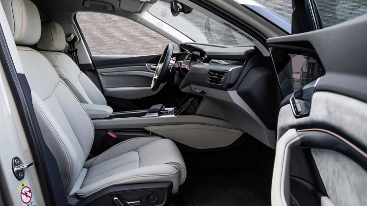 Audi E-Tron lộ diện với 5 màn hình trong nội thất