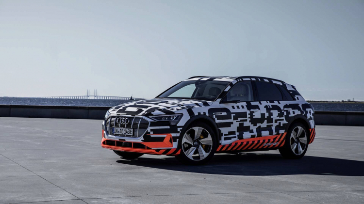 Audi E-Tron lộ diện với 5 màn hình trong nội thất