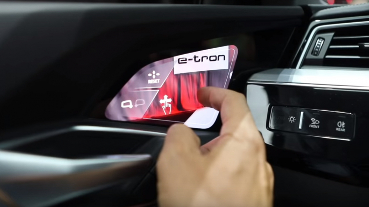 Cận cảnh cách điều khiển "màn hình chiếu hậu" của Audi E-Tron