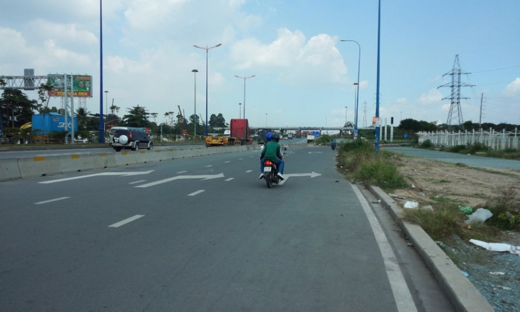 Ngã 3 trạm 2, hướng từ Sài Gòn về Biên Hòa, XXX bắt xe máy Ngã 3 trạm 2, hướng từ Sài Gòn về Biên Hòa, XXX bắt xe máy