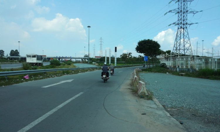 Ngã 3 trạm 2, hướng từ Sài Gòn về Biên Hòa, XXX bắt xe máy Ngã 3 trạm 2, hướng từ Sài Gòn về Biên Hòa, XXX bắt xe máy