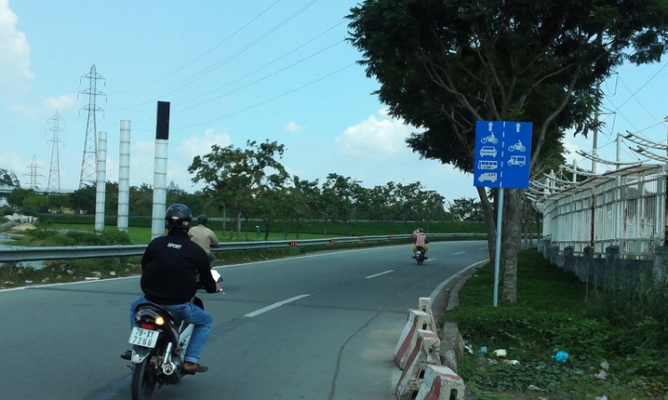 Ngã 3 trạm 2, hướng từ Sài Gòn về Biên Hòa, XXX bắt xe máy Ngã 3 trạm 2, hướng từ Sài Gòn về Biên Hòa, XXX bắt xe máy