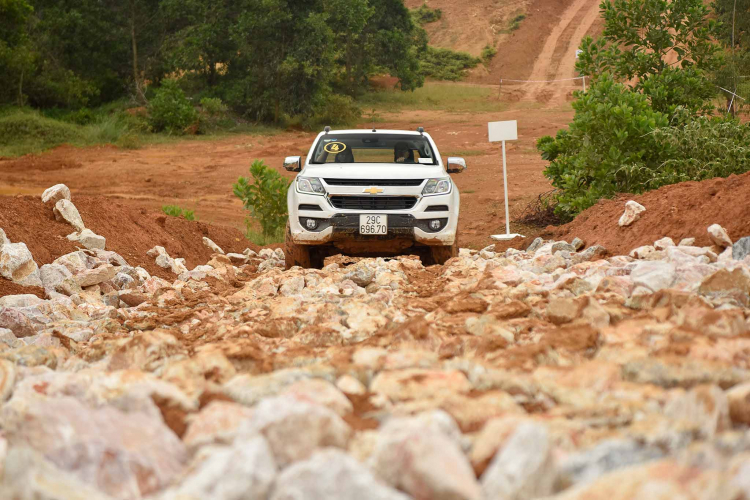 "Lội bùn, vượt dốc" cùng Chevrolet Colorado 2018 giá 789 triệu đồng