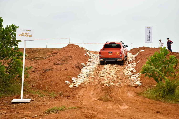 "Lội bùn, vượt dốc" cùng Chevrolet Colorado 2018 giá 789 triệu đồng