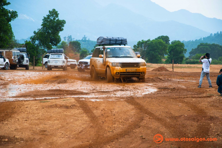 Dàn xe Land Rover Range Rover của Trung Nguyên thử sức off-road tại Đồng Mô, Hà Nội