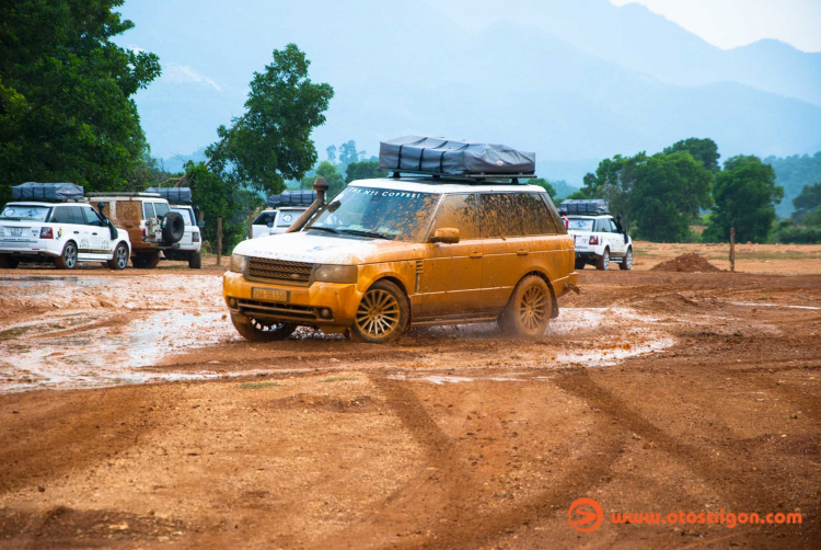 Dàn xe Land Rover Range Rover của Trung Nguyên thử sức off-road tại Đồng Mô, Hà Nội