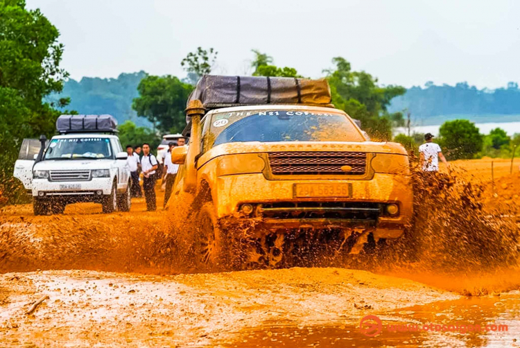 Dàn xe Land Rover Range Rover của Trung Nguyên thử sức off-road tại Đồng Mô, Hà Nội